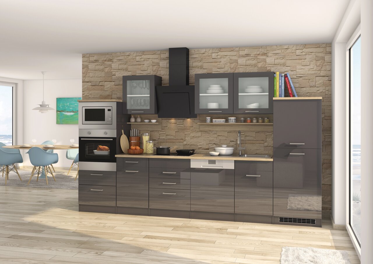 Moderne Küchenzeile mit grauen Hochglanzfronten, eingebautem Backofen und Mikrowelle, Dunstabzugshaube, Spüle und Oberschränken mit Glastüren, seitliche Perspektive.