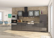 Moderne keukenblok met grijze hoogglansfronten, ingebouwde oven en magnetron, afzuigkap, spoelbak en bovenkastjes met glazen deuren, zijaanzicht.