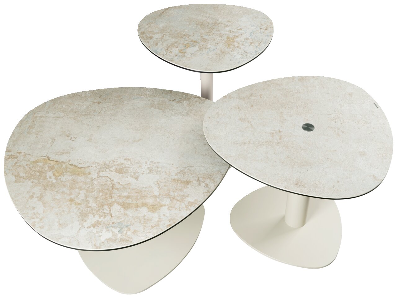 Belluti Couchtisch BARCELONA Drei Couchtische mit organisch geformten, steinähnlichen Tischplatten und weißen, runden Standfüßen aus der Vogelperspektive.