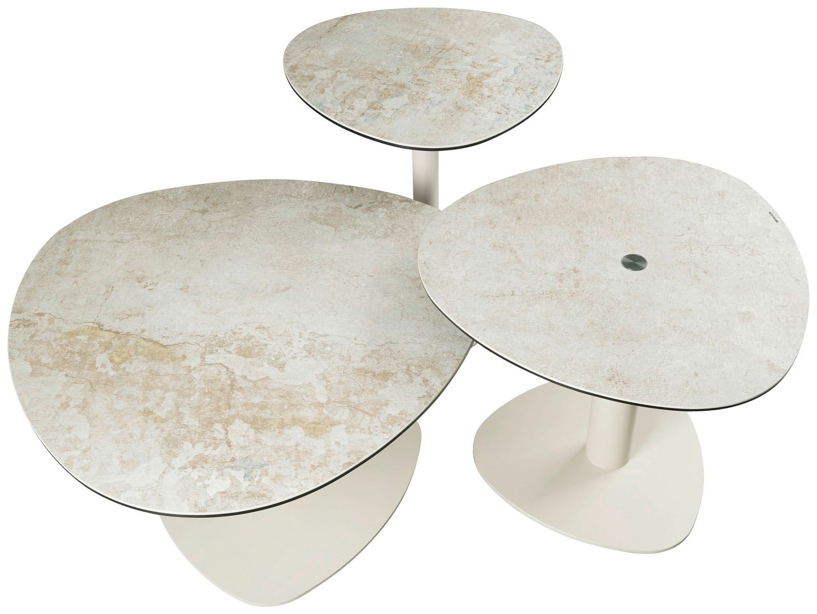 Emilio Belluti Couchtisch BARCELONA Drei Couchtische mit organisch geformten, steinähnlichen Tischplatten und weißen, runden Standfüßen aus der Vogelperspektive.