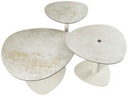 Drei Couchtische mit organisch geformten, steinähnlichen Tischplatten und weißen, runden Standfüßen aus der Vogelperspektive.