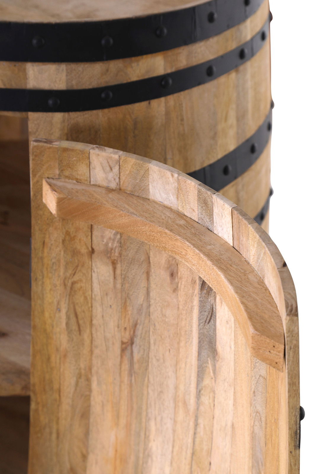 Nahaufnahme eines hölzernen Bar-Fasses mit schwarzen Metallringen, seitliche Perspektive