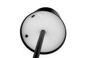 Onderaanzicht van een zonne-lamp met USB-aansluiting en zwarte staaf.