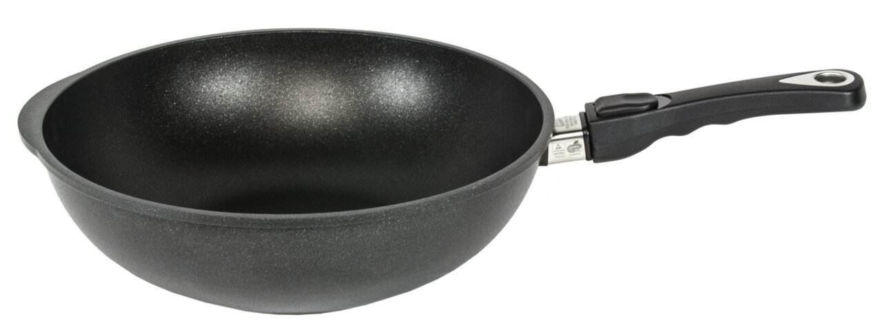 Schwarze Wokpfanne mit einem Durchmesser von 32 cm, seitliche Perspektive mit langem Griff.