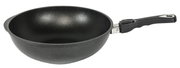 Zwarte wokpan met een diameter van 32 cm, zijaanzicht met lange handgreep.