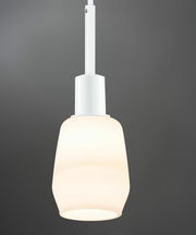 Hängelampe mit weißem, mattem Schirm, seitliche Perspektive