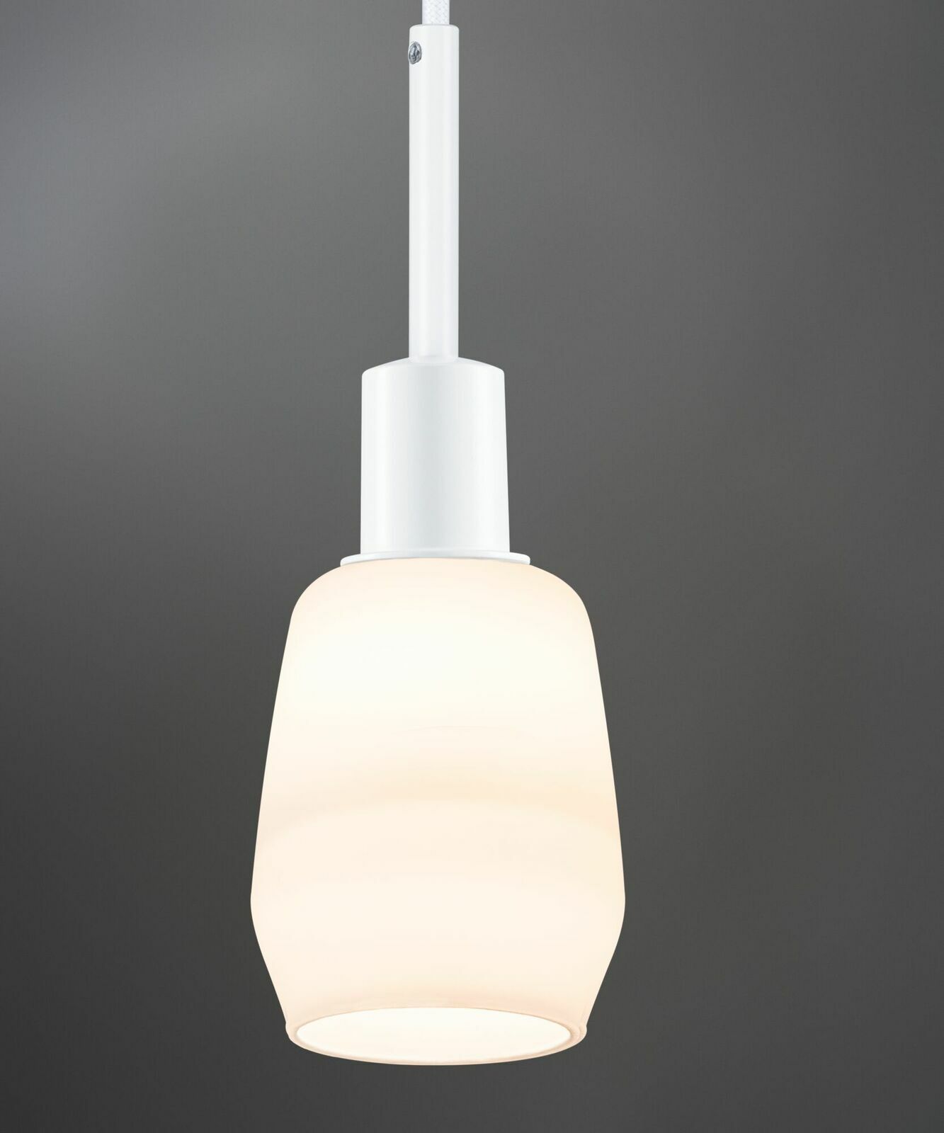 Hängelampe mit weißem, mattem Schirm, seitliche Perspektive