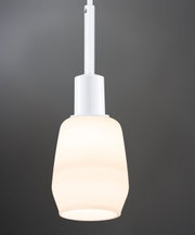 Hängelampe mit weißem, mattem Schirm, seitliche Perspektive