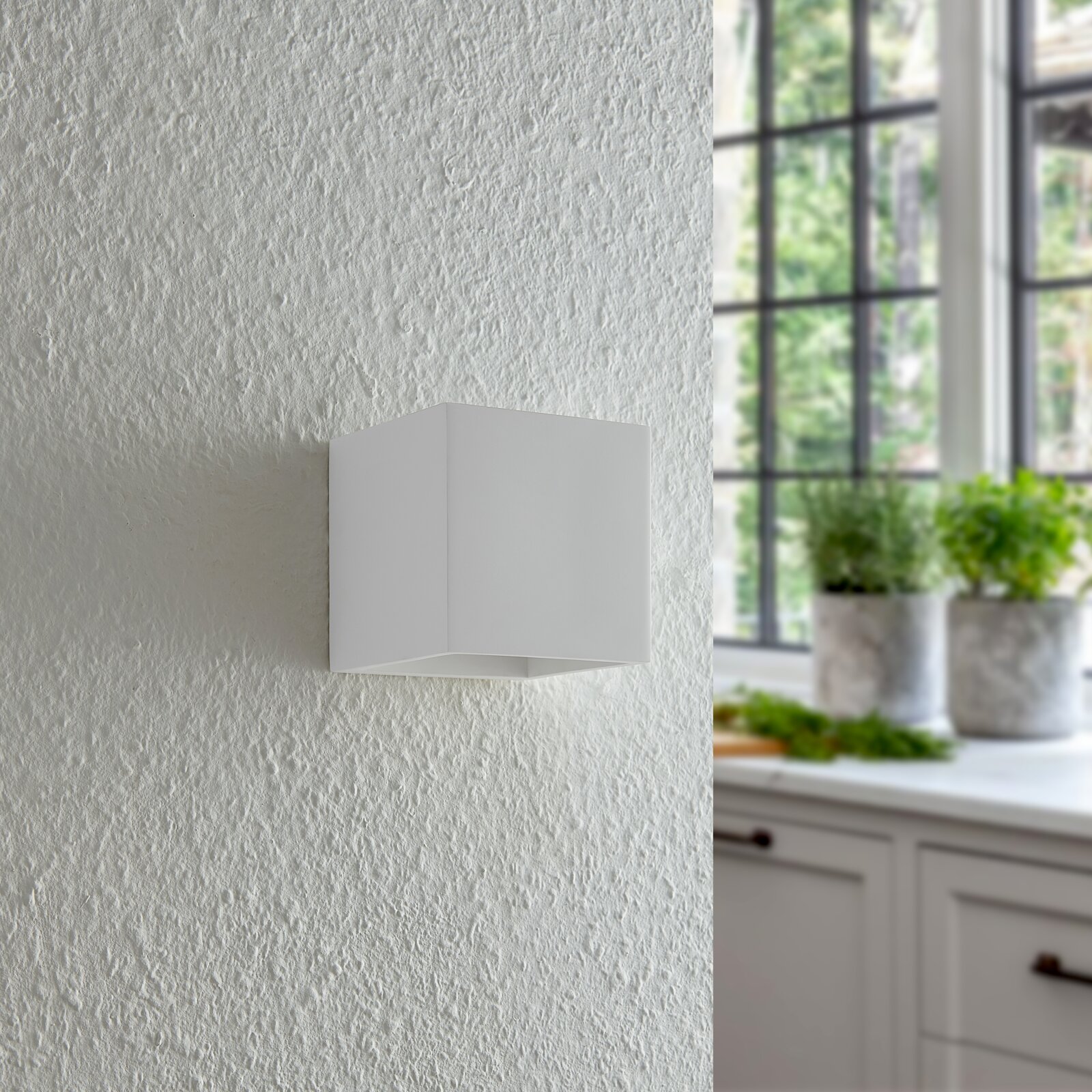 Moderne weiße Wandleuchte in einem Innenraum, seitliche Perspektive