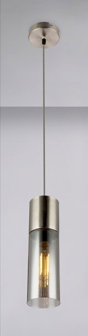 Moderne Hängeleuchte mit zylindrischem, transparentem Glasschirm und metallischer Fassung, seitliche Perspektive.