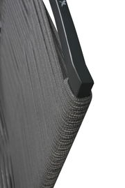 Nahaufnahme eines Gartensessels mit grauem, geflochtenem Seilgewebe und schwarzem Metallrahmen, seitliche Perspektive