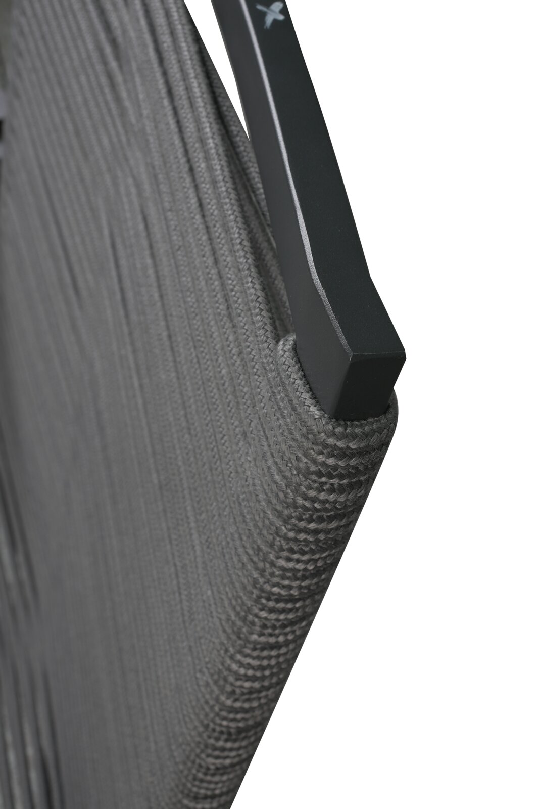 Nahaufnahme eines Gartensessels mit grauem, geflochtenem Seilgewebe und schwarzem Metallrahmen, seitliche Perspektive