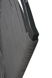 Nahaufnahme eines Gartensessels mit grauem, geflochtenem Seilgewebe und schwarzem Metallrahmen, seitliche Perspektive