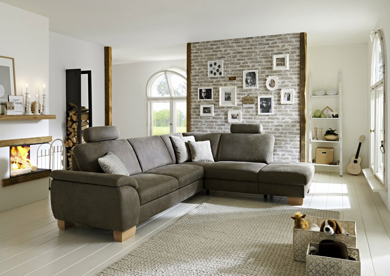 Beldomo Comfort Ecksofa FERRES Gemütliche Polsterrundecke in einem modernen Wohnzimmer, seitliche Perspektive