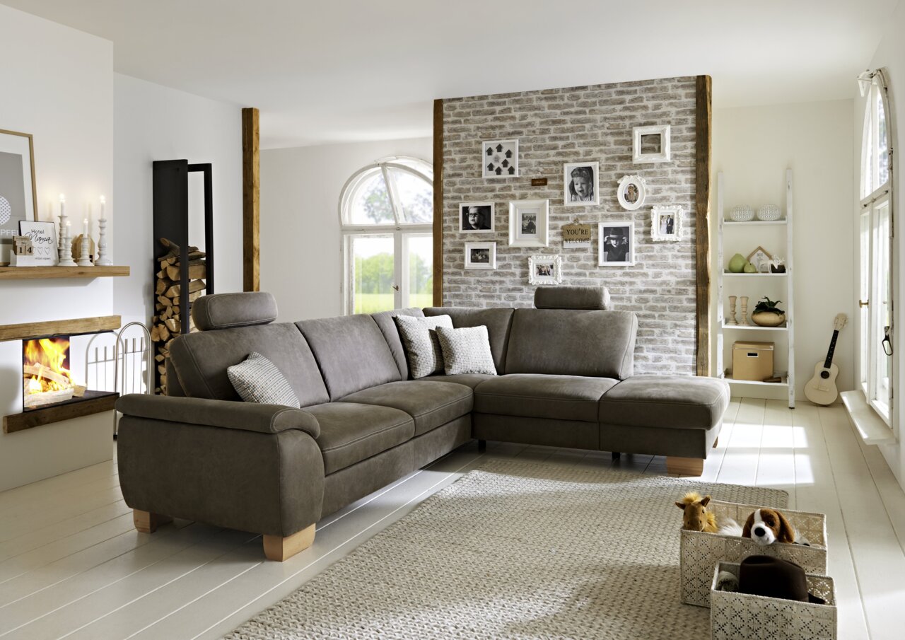 Gemütliche Polsterrundecke in einem modernen Wohnzimmer, seitliche Perspektive