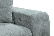 Nahaufnahme einer grauen Rundecke mit strukturiertem Stoffbezug und einem Kissen, seitliche Perspektive