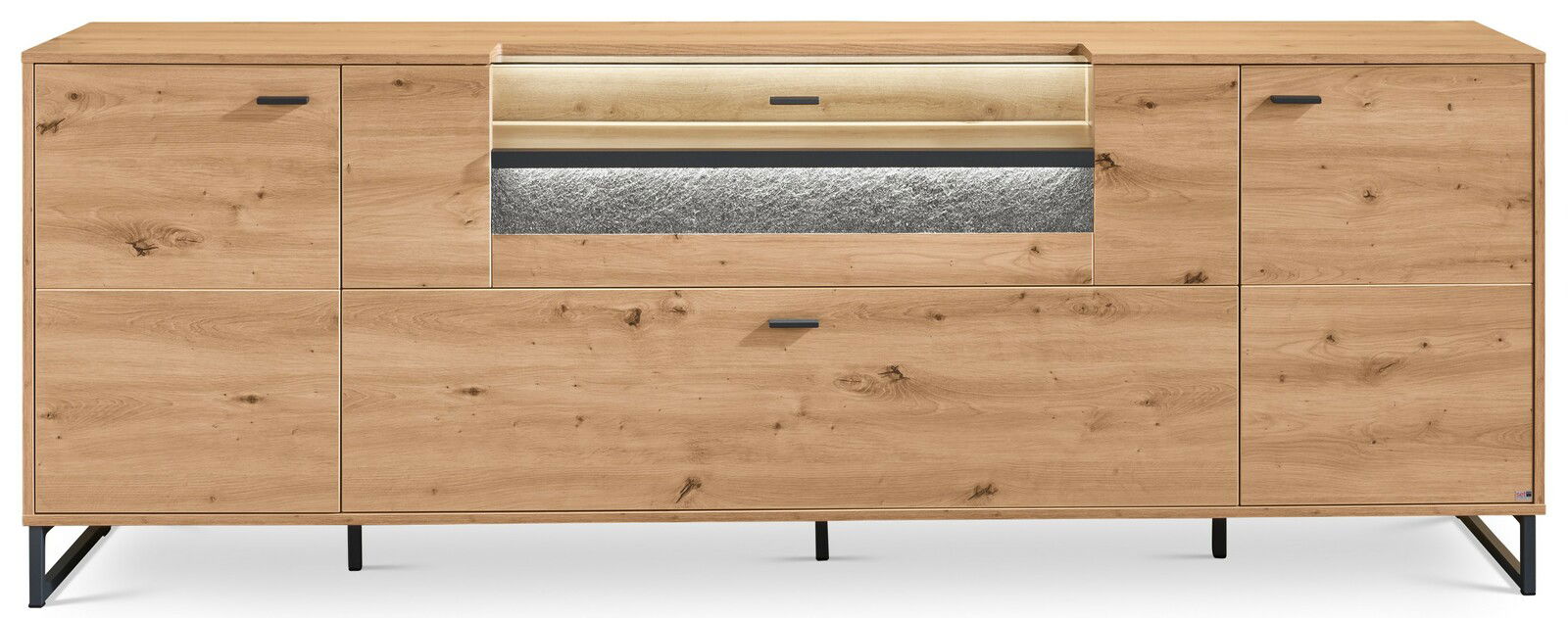 Frontale Ansicht eines TV-Lowboards aus hellem Holz mit mehreren Schubladen und Türen, auf schwarzen Metallbeinen stehend.