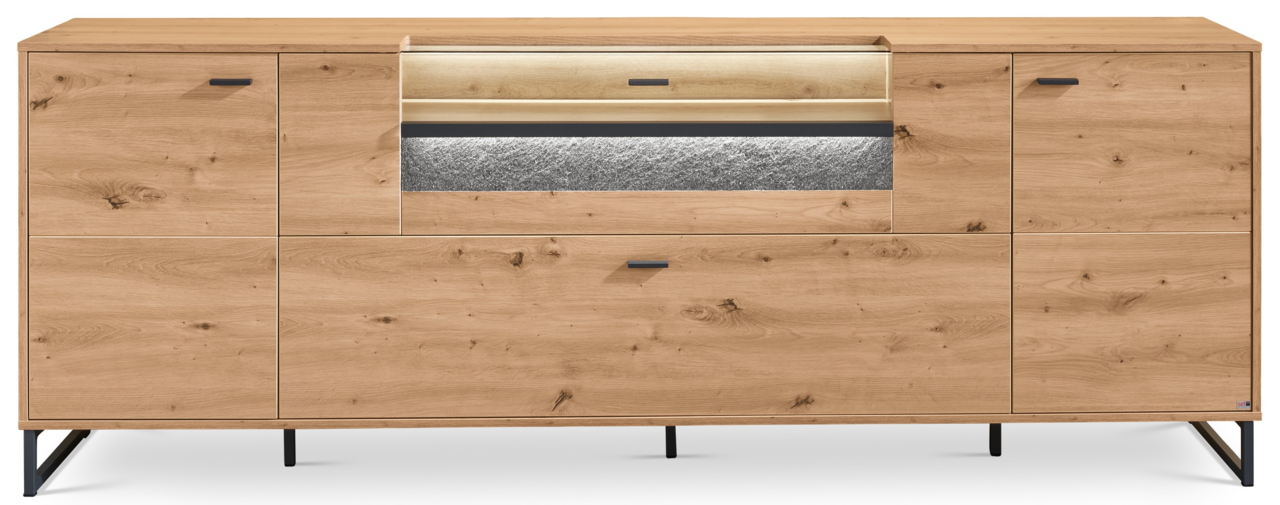 Frontale Ansicht eines TV-Lowboards aus hellem Holz mit mehreren Schubladen und Türen, auf schwarzen Metallbeinen stehend.