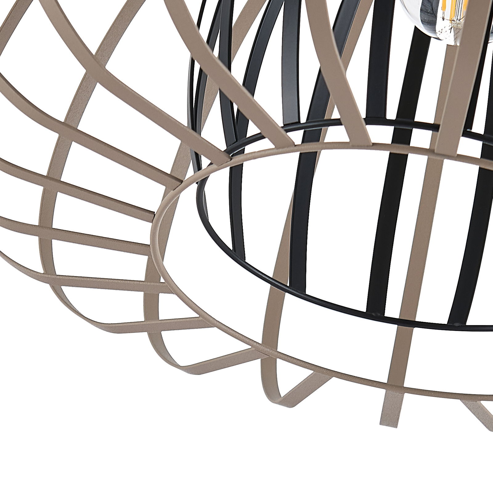 Nahaufnahme einer modernen Deckenleuchte mit einem geometrischen, offenen Design aus Metallstreben in Beige und Schwarz.