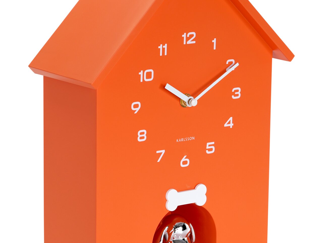 Orange Wanduhr in Form eines Vogelhauses mit weißen Ziffern und Zeigern, seitliche Perspektive