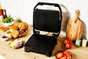 De contactgrill Classic GC271D in geopende stand op een aanrechtblad, omringd door ingrediënten zoals broodjes, sla en tomaten, gefotografeerd vanuit een licht zijdelings perspectief.