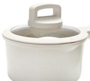 Nahaufnahme eines Kochtopfs mit Glasdeckel und hellem, gesprenkeltem Design, seitliche Perspektive.