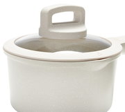 Nahaufnahme eines Kochtopfs mit Glasdeckel und hellem, gesprenkeltem Design, seitliche Perspektive.