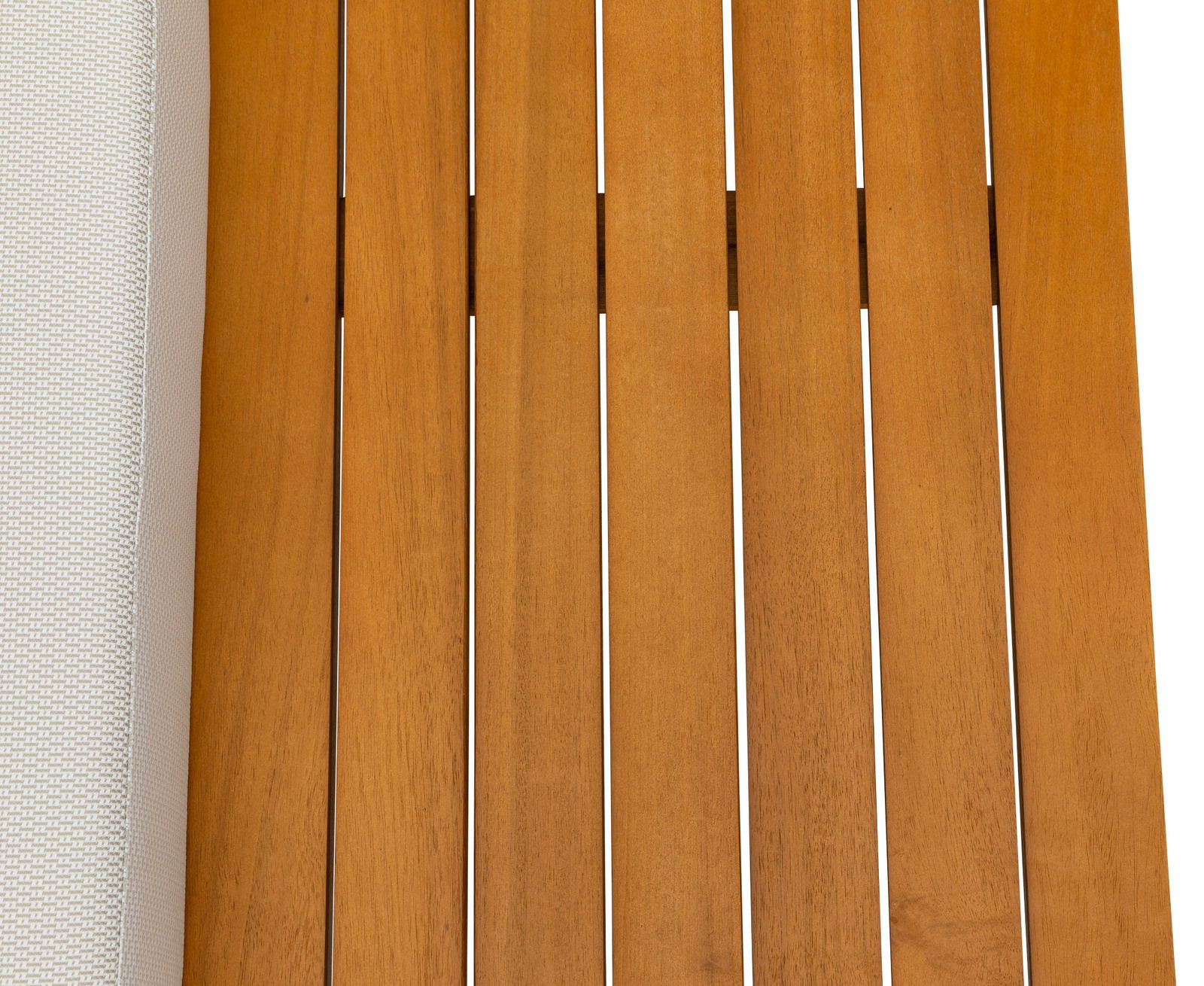 Nahaufnahme einer Gartenlounge mit Holzlatten und einem hellen Kissen, von oben betrachtet.