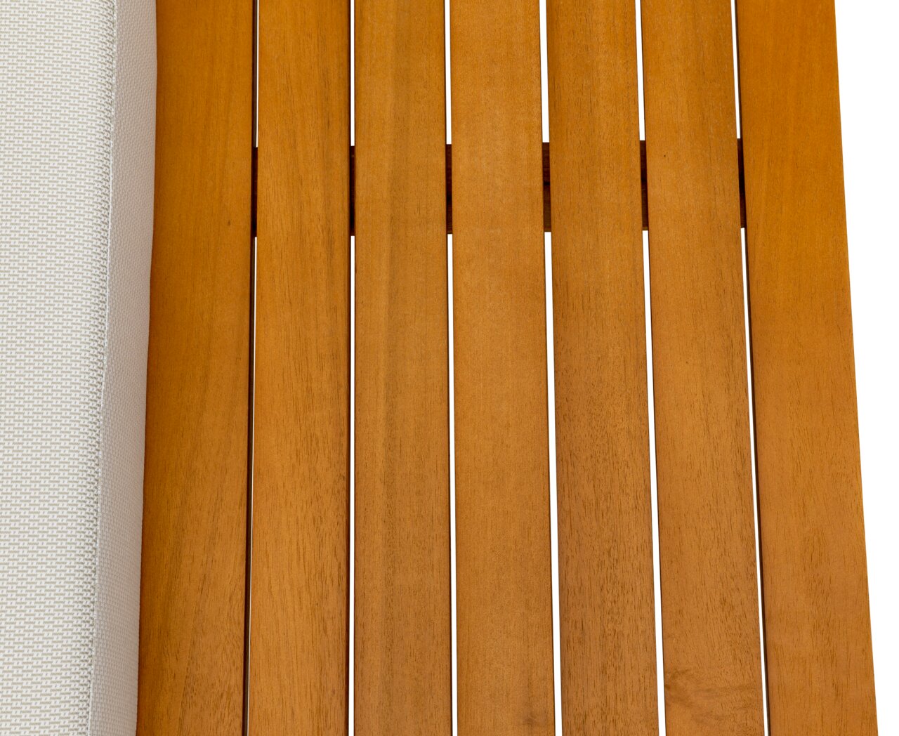 Nahaufnahme einer Gartenlounge mit Holzlatten und einem hellen Kissen, von oben betrachtet.