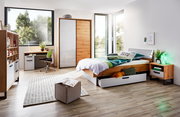 Modernes Schlafzimmer mit Schwebetürenschrank, Bett mit Bettschublade und Nachtkonsole, aus der Perspektive von der Zimmerecke aus gesehen.