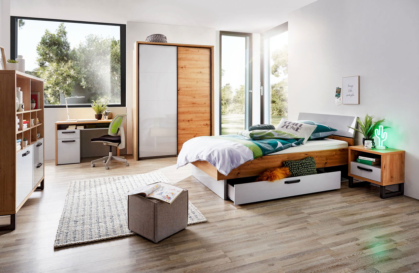 Modernes Schlafzimmer mit Schwebetürenschrank, Bett mit Bettschublade und Nachtkonsole, aus der Perspektive von der Zimmerecke aus gesehen.