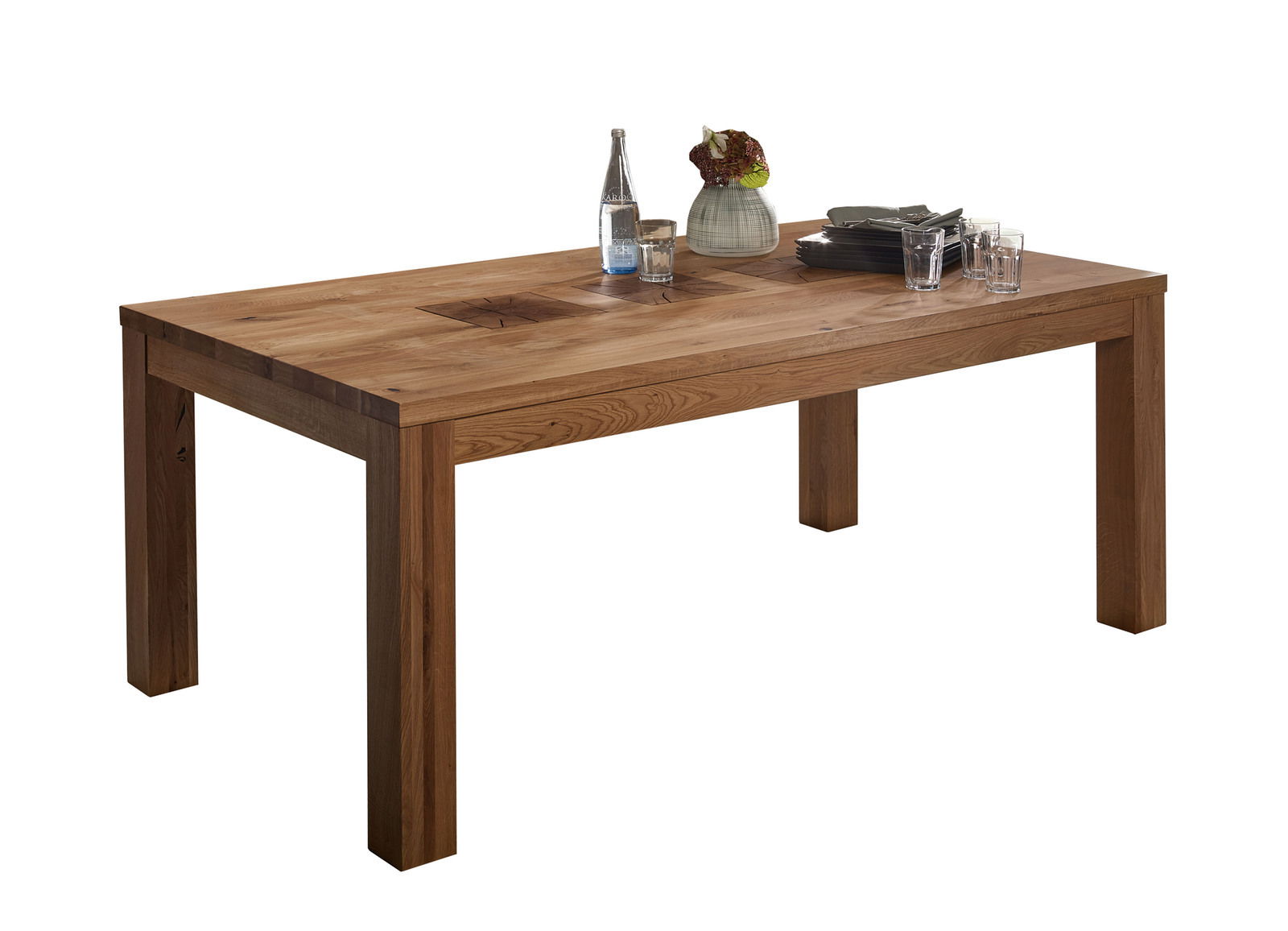 Landscape Esstisch II MERAN Holzesstisch mit rechteckiger Tischplatte, dekoriert mit einer Vase, Gläsern und einer Wasserflasche, seitliche Perspektive