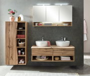 Modernes Waschtisch-Set mit zwei Waschbecken, Holzschränken und Spiegeln, frontal betrachtet.