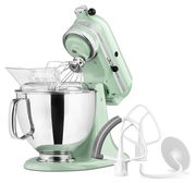 Küchenmaschine Artisan in mintgrün, seitliche Perspektive, mit Rührschüssel und Zubehör.