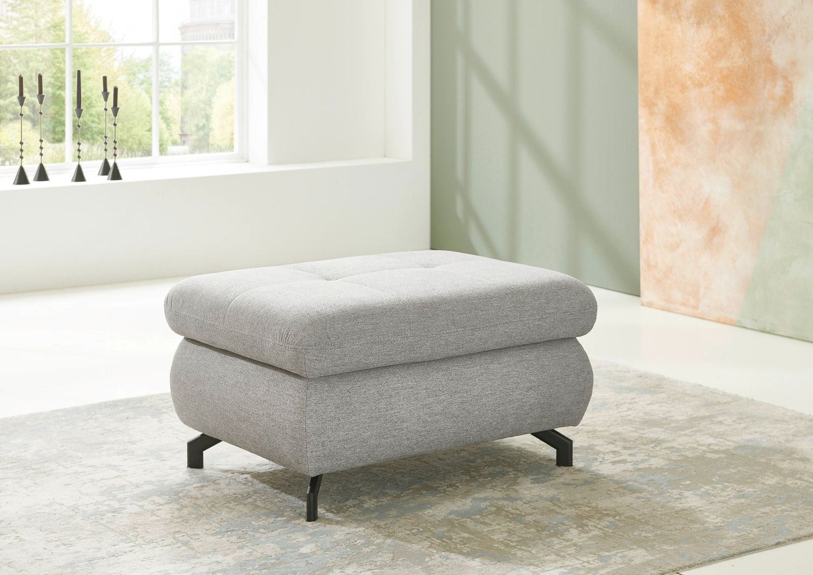 Beldomo Style XL Hocker KARLSRUHE Grauer XL Hocker in einem modernen Raum, seitliche Perspektive