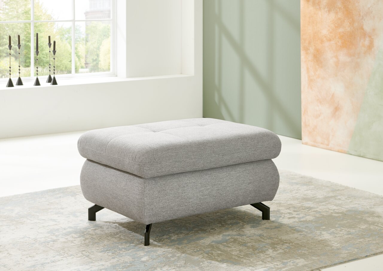 Beldomo Style XL Hocker KARLSRUHE Grauer XL Hocker in einem modernen Raum, seitliche Perspektive