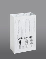 Weiße, rechteckige Aufbewahrungsbox aus Karton mit schwarz-weißer Regen-Illustration (drei Personen mit Regenschirmen und Katze), schräg von vorn/leicht seitlich fotografiert vor grauem Hintergrund.