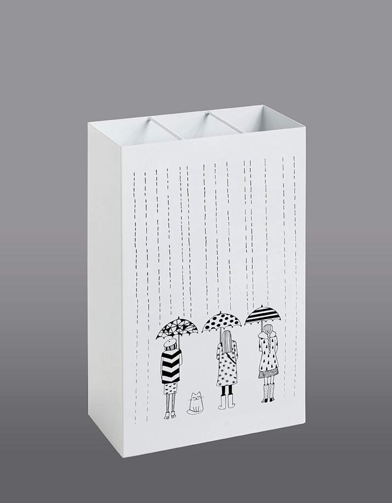Weiße, rechteckige Aufbewahrungsbox aus Karton mit schwarz-weißer Regen-Illustration (drei Personen mit Regenschirmen und Katze), schräg von vorn/leicht seitlich fotografiert vor grauem Hintergrund.