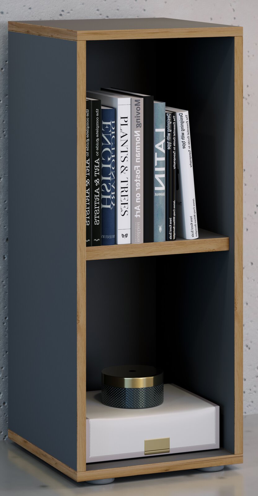 Modernes offenes Regal mit Holzrahmen und dunkelblauen Seiten, oben Bücher und unten eine Box mit dekorativer Dose, in leichter Seitenansicht von vorn