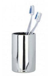 Keramik Zahnputzbecher Polaris in glänzendem Silber, frontal mit zwei Zahnbürsten.