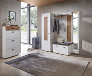 Moderne Garderobenkombination in einem hellen Raum mit großem Fenster, bestehend aus Schuhschrank, Garderobenschrank, Garderobenbank und Spiegel. Perspektive von vorne.