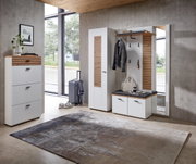 Moderne Garderobenkombination in einem hellen Raum mit großem Fenster, bestehend aus Schuhschrank, Garderobenschrank, Garderobenbank und Spiegel. Perspektive von vorne.