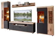 Moderne Wohnwand im Eiche-Optik/Anthrazit mit LED-Beleuchtung, bestehend aus TV-Lowboard, Wandboard und zwei Vitrinenschränken mit Glasböden; Ansicht schräg von vorn