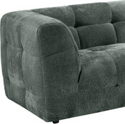 Gepolstertes Sofa in Dunkelgrau mit strukturierter Stoffoberfläche und Kassettensteppung, Detailansicht der linken Armlehne und Sitzfläche aus schräger Vorderseiten-Perspektive
