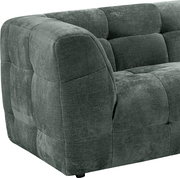 Gepolstertes Sofa in Dunkelgrau mit strukturierter Stoffoberfläche und Kassettensteppung, Detailansicht der linken Armlehne und Sitzfläche aus schräger Vorderseiten-Perspektive