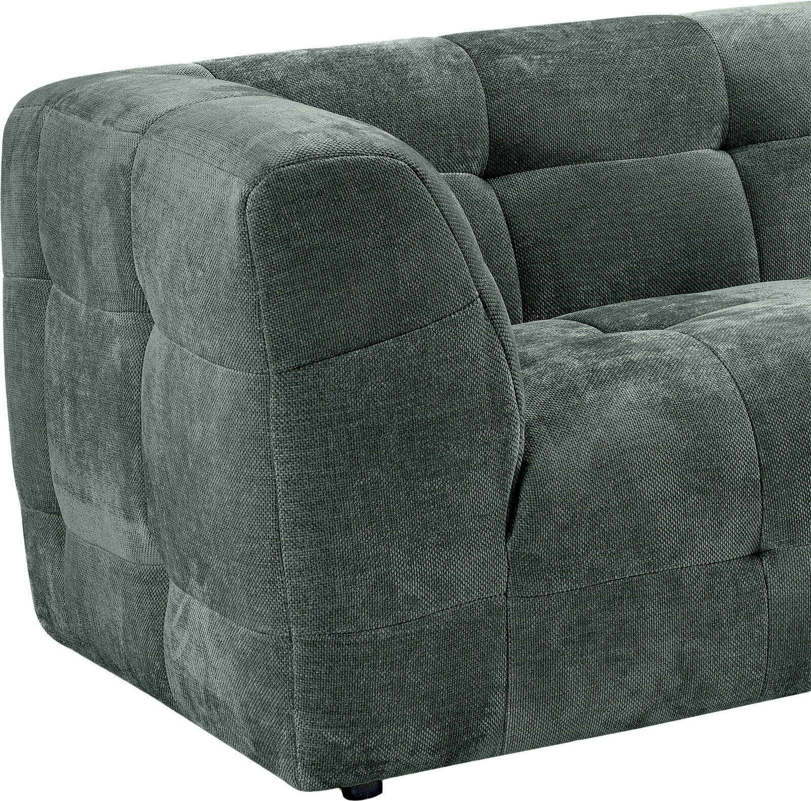 Gepolstertes Sofa in Dunkelgrau mit strukturierter Stoffoberfläche und Kassettensteppung, Detailansicht der linken Armlehne und Sitzfläche aus schräger Vorderseiten-Perspektive