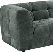Gepolstertes Sofa in Dunkelgrau mit strukturierter Stoffoberfläche und Kassettensteppung, Detailansicht der linken Armlehne und Sitzfläche aus schräger Vorderseiten-Perspektive