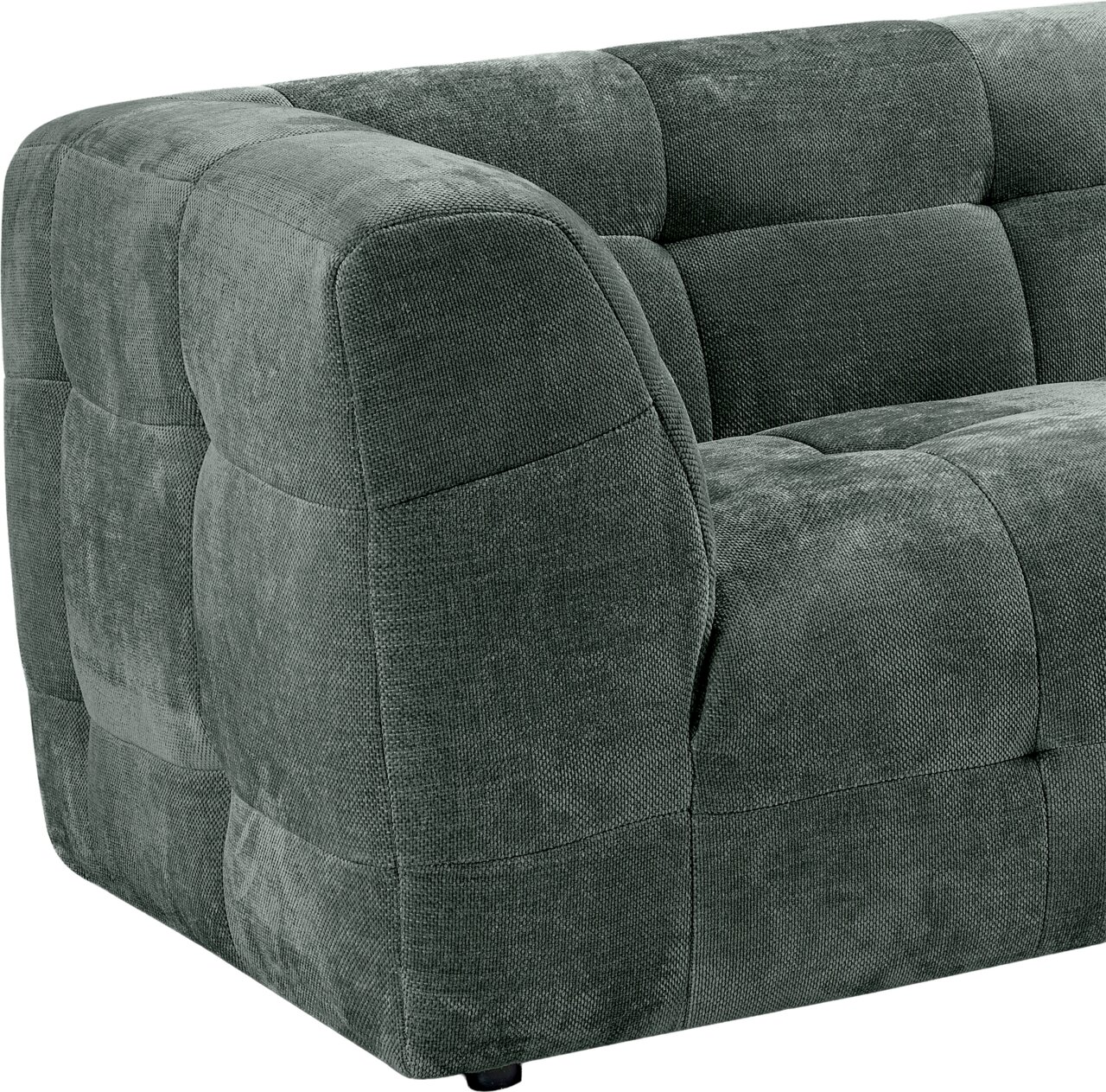 Gepolstertes Sofa in Dunkelgrau mit strukturierter Stoffoberfläche und Kassettensteppung, Detailansicht der linken Armlehne und Sitzfläche aus schräger Vorderseiten-Perspektive