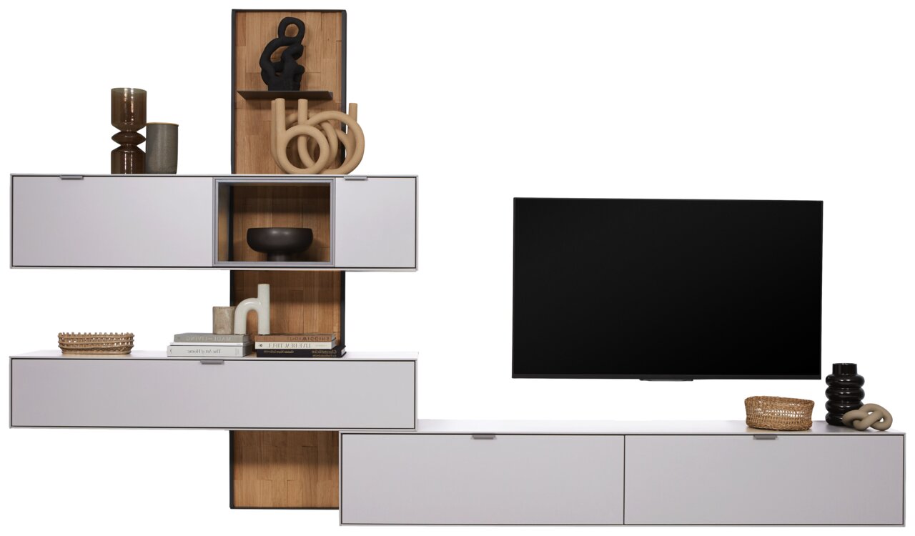 Moderne Wandkombination mit weißen Schränken und Holzdetails, dekoriert mit stilvollen Accessoires, aus frontaler Perspektive.