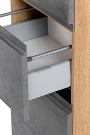 Nahaufnahme eines Midischranks mit geöffneter Schublade, graue Front und Holzseiten, seitliche Perspektive